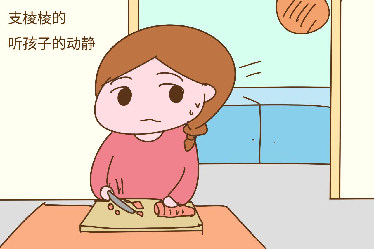 独自带娃上厕所时怎么办? 宝妈: 能咋的, 娃抱腿上坐着