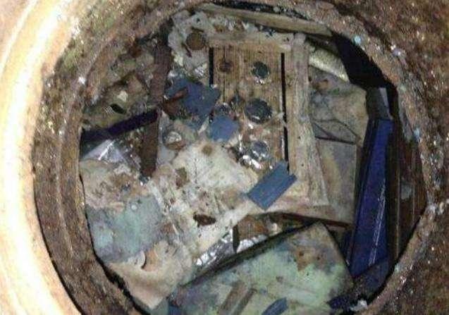 男子二手房内发现诡异保险柜, 将其撬开后, 被里面的看傻了眼