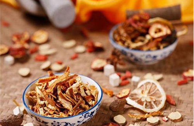 女人湿气重, 面色暗黄没精神? 坚持“1泡1喝”, 驱寒除湿气色好!