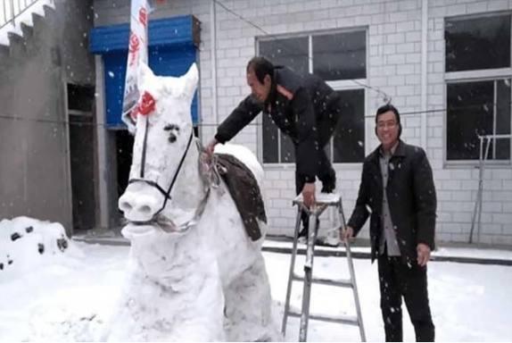 大叔在自家院子里堆“雪马”, 坐在马背上时帅炸了!
