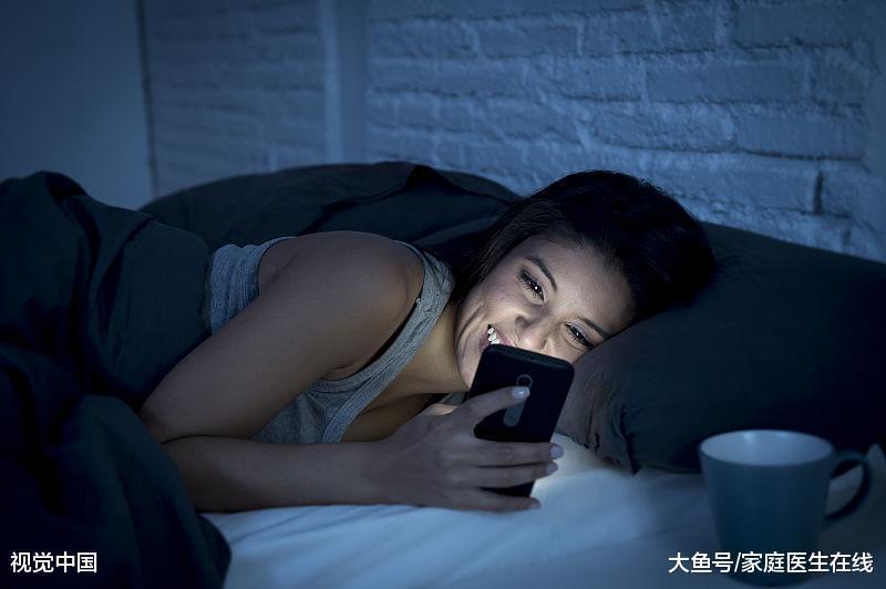 睡觉时, 总是玩手机会怎样? 这6个危害, 可不是开玩笑
