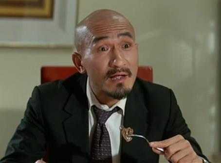 他曾与洪金宝齐名, 因公司倒闭退出娱乐圈, 56岁复出后演济公