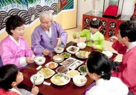 爸妈在饭桌上常做这3件事, 孩子会越来越笨的, 可要快纠正