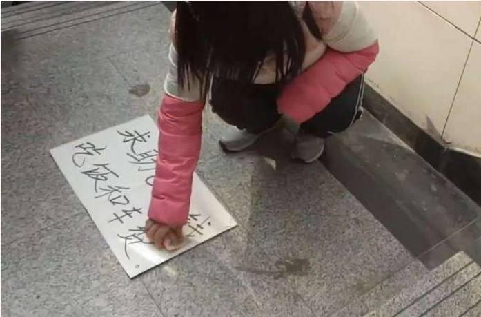90后女孩乞讨8块钱车费, 小伙给钱后美女蹲地继续乞讨!