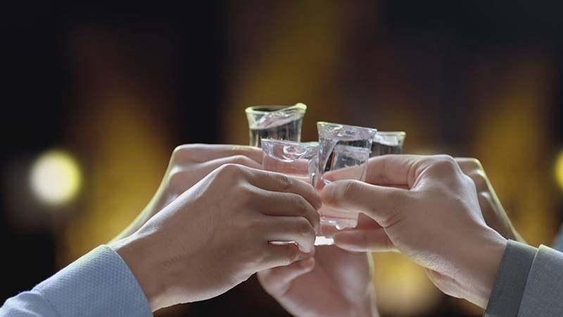 坚持每天喝杯白酒, 20年后会怎样? 一天一杯白酒原来有这么多好处