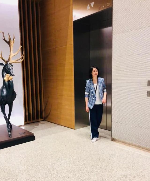 赵宝刚新剧郑爽出演, 现场路透身形瘦小, 拍到天黑导演都累困了