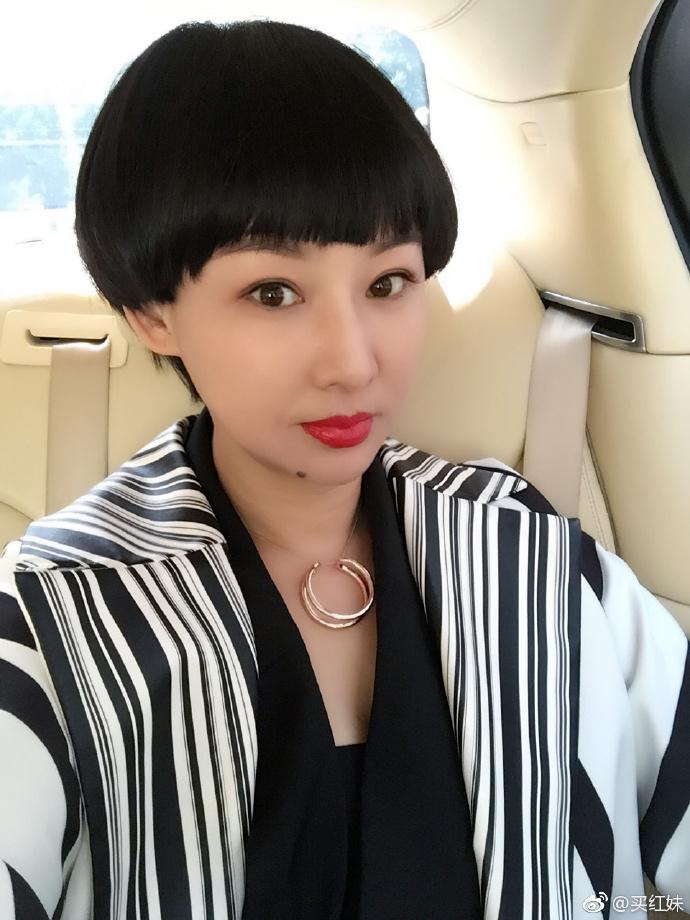 她25岁上春晚, 和孙楠闪婚却在9年后被抛弃, 如今48岁成冻龄女神