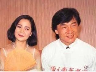 成龙最爱的3个女人——一个终生未嫁, 另一个去世多年, 唯独她羡煞旁人!