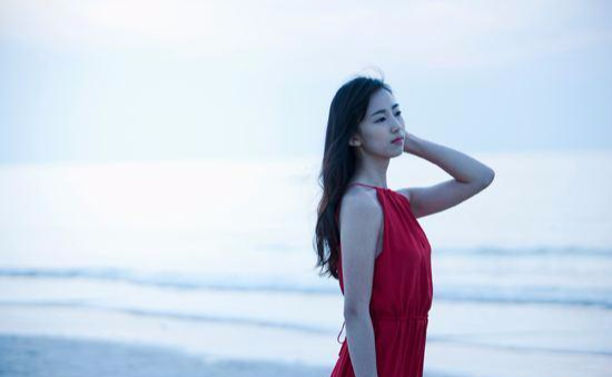 女生这4个暗示, 表示喜欢你, 别再错过了!