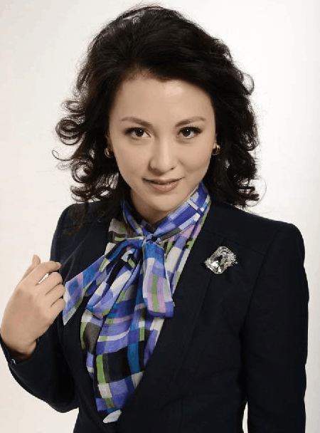 她是央视美女主持人, 以“零失误”著称, 嫁神秘富豪老公让人羡慕