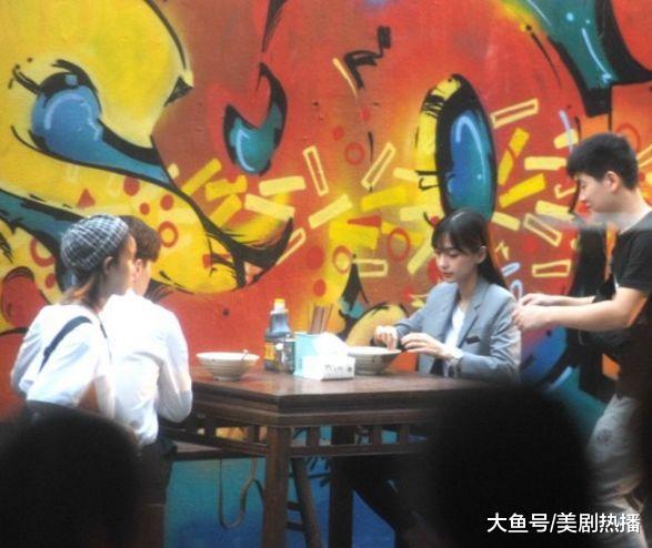 这次是真吃? baby为拍新剧为扭转形象, 与邓伦一起在地摊大口吃面