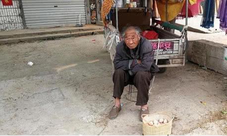老人每天在集市卖鸡蛋, 不吆喝也没有称重工具, 只是盯着路人看