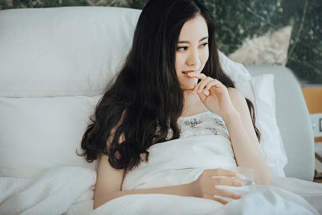 女人对你虚情假意, 会有这4个表现, 藏都藏不住!