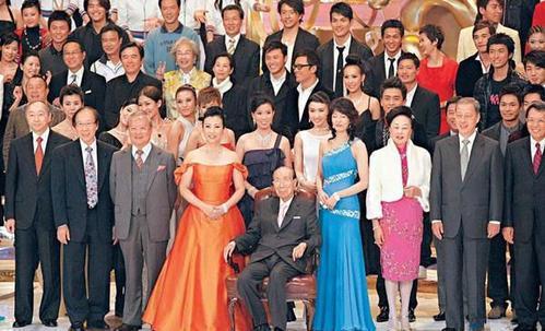 香港娱乐真正的大佬, 向华强见了也得低头, 再婚妻子相差30岁!