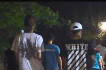 网传王宝强恋情疑似曝光? 和一高挑女子送儿子回家, 散步至深夜