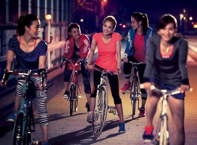 蔡依林帮人化妆, 自嘲新手化妆师, 网友们的注意力都在她的身材上