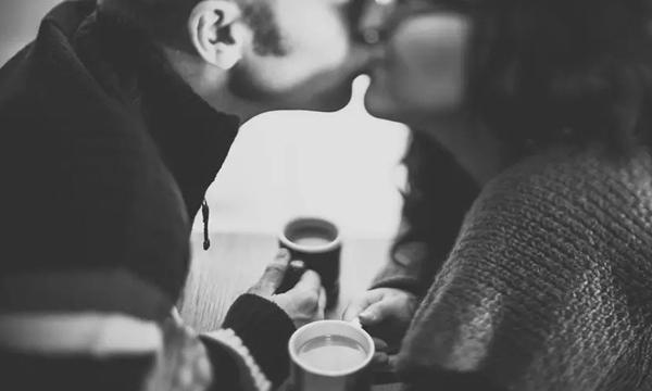 男人并没那么爱你, 才会对你有的几个表现!