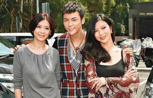 55岁冻龄女神 被小17岁男友骗财骗色后 如今又爱上小鲜肉!