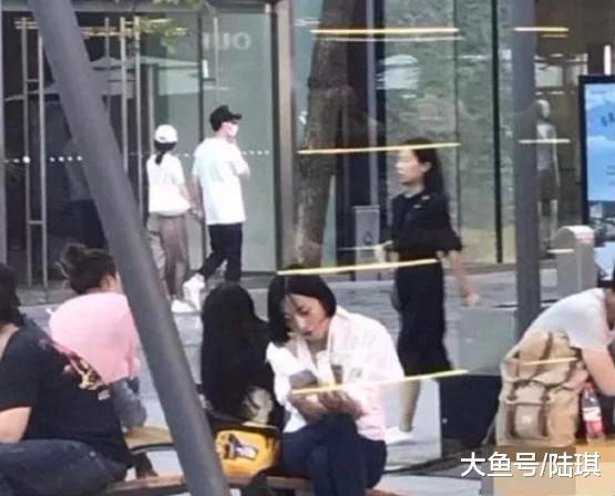 赵丽颖冯绍峰结婚: 秀一万遍我爱你, 不如结婚证摆一起
