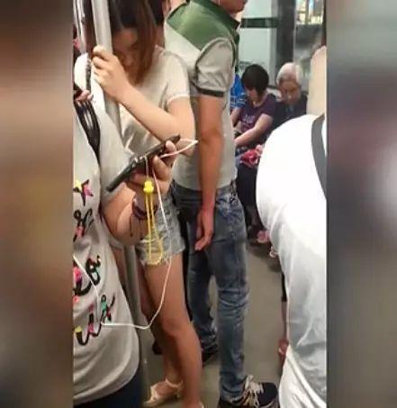 女子专注的玩手机, 发现身后有只咸猪手, 被发现后男子自己下车了