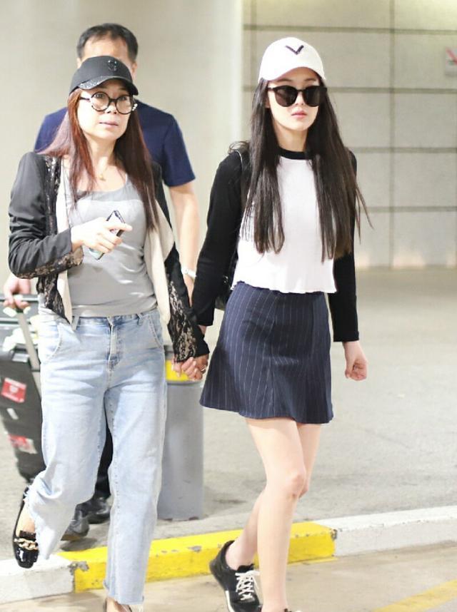 张馨予与妈妈再次同框亮相 母女俩看上去很像姐俩