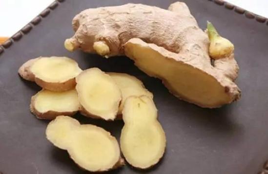 妈妈体内湿气重, 关节疼痛难忍, 用这种水“泡脚”后, 变化很大!