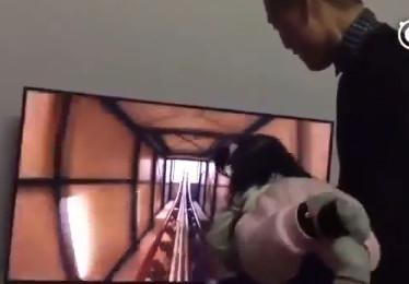 为了让女儿体验过山车, 老爸这么做