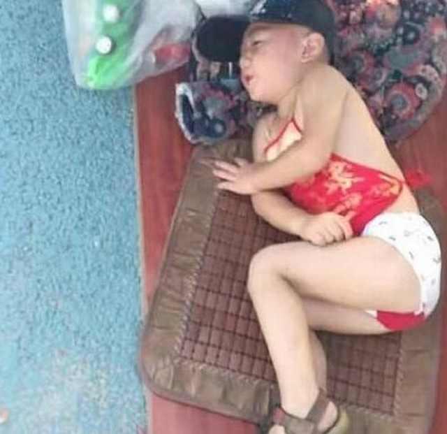 3岁可爱男娃睡在街头, 车来车往还被晒, 得知事实后网友愤怒了!