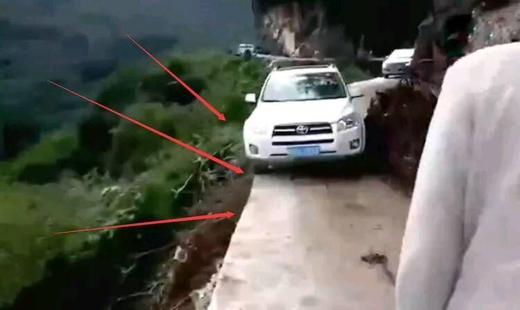 老司机开车在悬崖行走, 细看让人双腿发软, 稍有不慎就会丢了小命