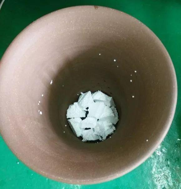 垃圾桶捡点它, 掰碎了垫盆底, 绿萝根系呼呼撑爆盆!