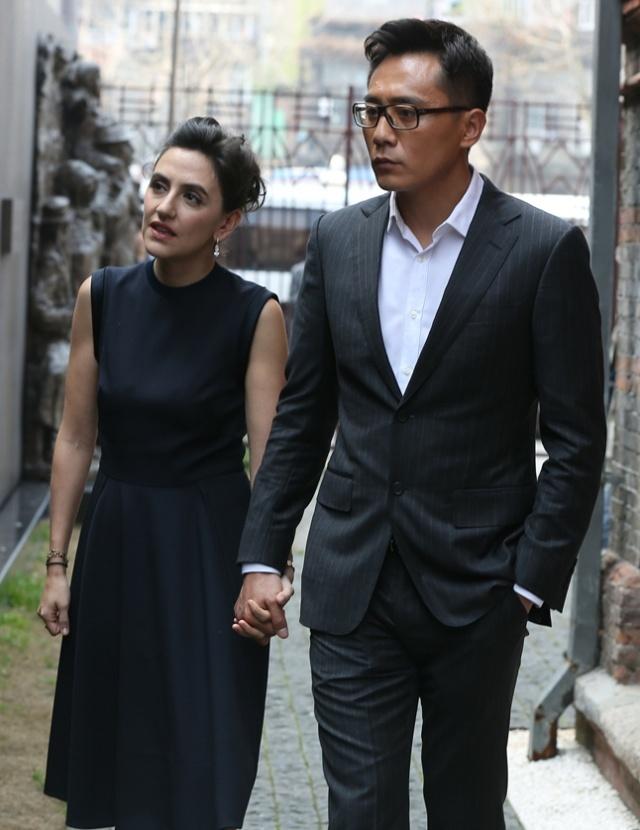 刘烨晒妻子安娜照片, 并称“被媳妇美哭”, 网友: 美过谢娜