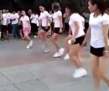 四川辣妈集体跳广场舞 网友: 这才是广场舞正确的打开方式!