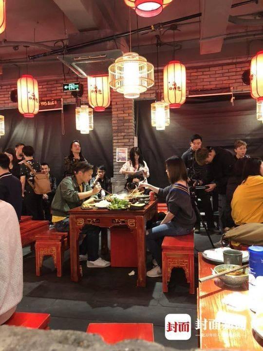谢霆锋与张靓颖在成都吃火锅, 近千粉丝拥堵在店门口