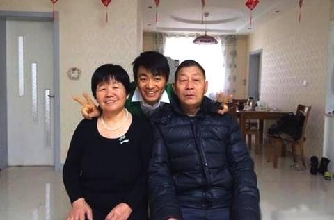 王宝强陪父母逛街买衣服 有说有笑其乐融融