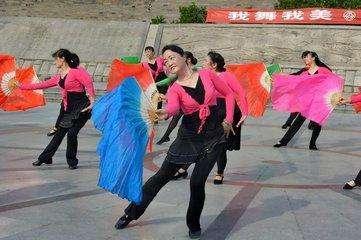 60岁老寡妇高烧入院, 得知病因儿子甩手离开! 老人痛哭: 我这是作孽