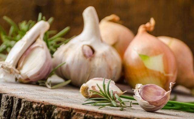 别只知道用醋泡大蒜了! 大蒜这样吃, 大补肝肾, 你知道吗?