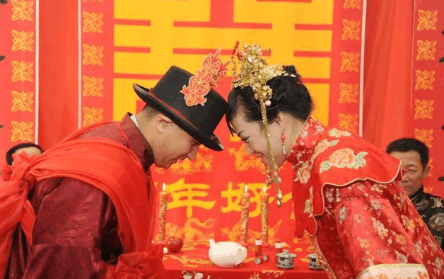 50岁大爷娶26岁女孩, 婚后一年两人都进了医院! 儿子: 这就是在胡闹