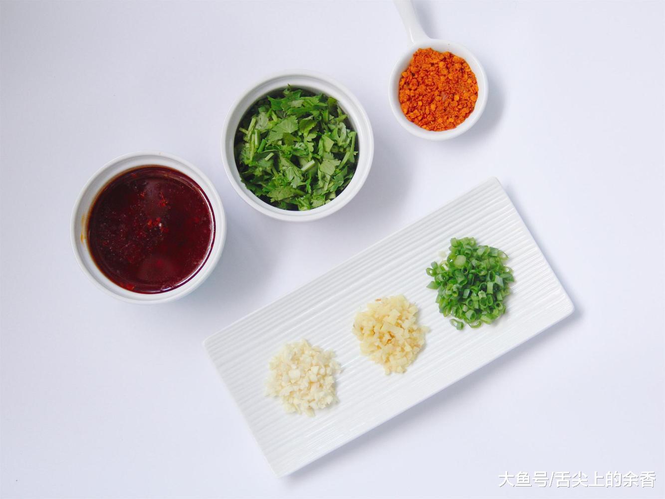 如果你还有别的自创的火锅蘸料搭配方法,赶紧在评论区里告诉大家吧!