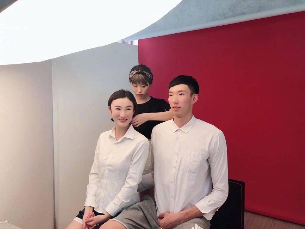 恭喜周琦，与相恋6年的女友领证