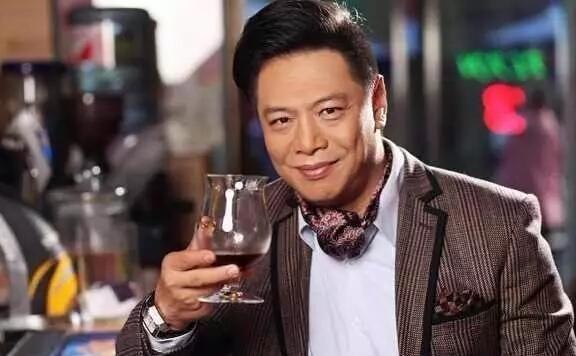 他身价千万, 被周星驰骗去演如花, 成就荧幕经典却遭女儿嫌弃