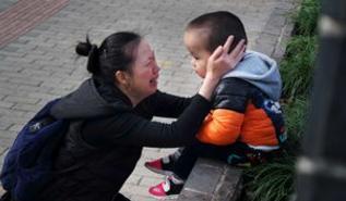继父将儿子一巴掌拍倒在地, 孩子当场昏迷, 最终抢救无效离世!