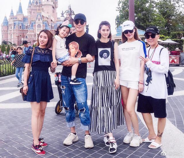 张丹峰晒与大10岁老婆游玩照, 却与同行女经纪人带情侣表?