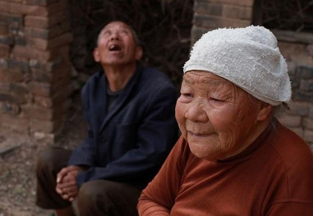 80岁老人拄着拐杖照顾60岁的智障儿子, 最担心去世后无人照顾