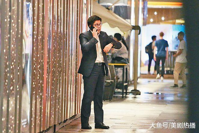 绝世好男人! 霍启刚撇下生意伙伴提前回家, 只因接到一个电话!