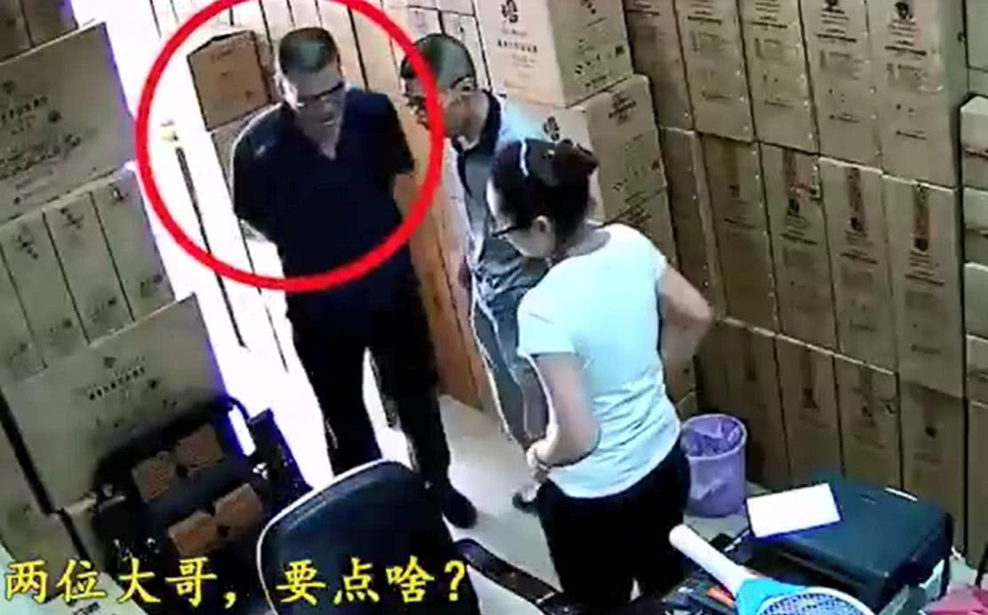 老板娘一人看店, 俩男子唱双簧干出龌蹉事, 网友直呼: 不要脸!
