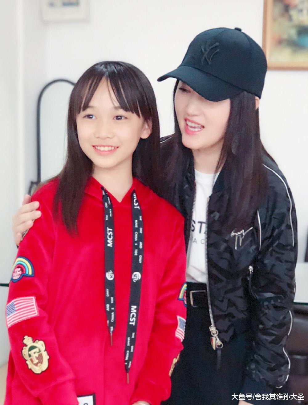 《新声代》第五季学员尹子璐小姑娘微博晒出一组与甜歌天后杨钰莹