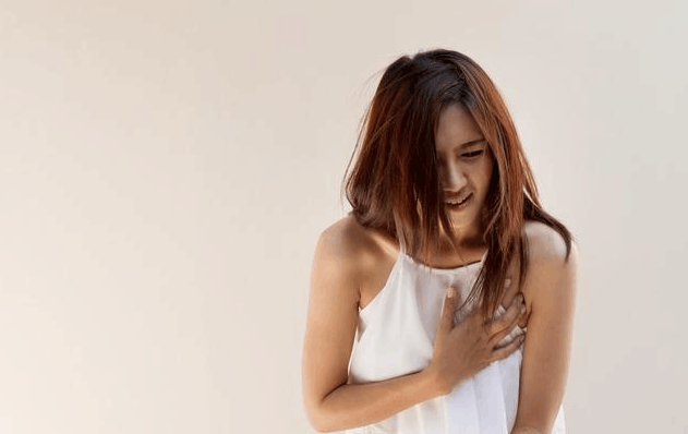 26岁女孩胸闷咳血, 医生意外发现艾滋病, 男友当场吓的腿软!