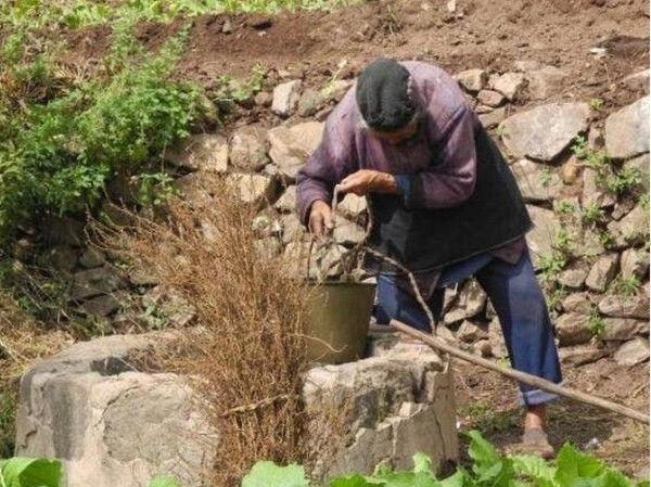 三个儿子成家住上了大房子 老人却住着茅屋没人管!