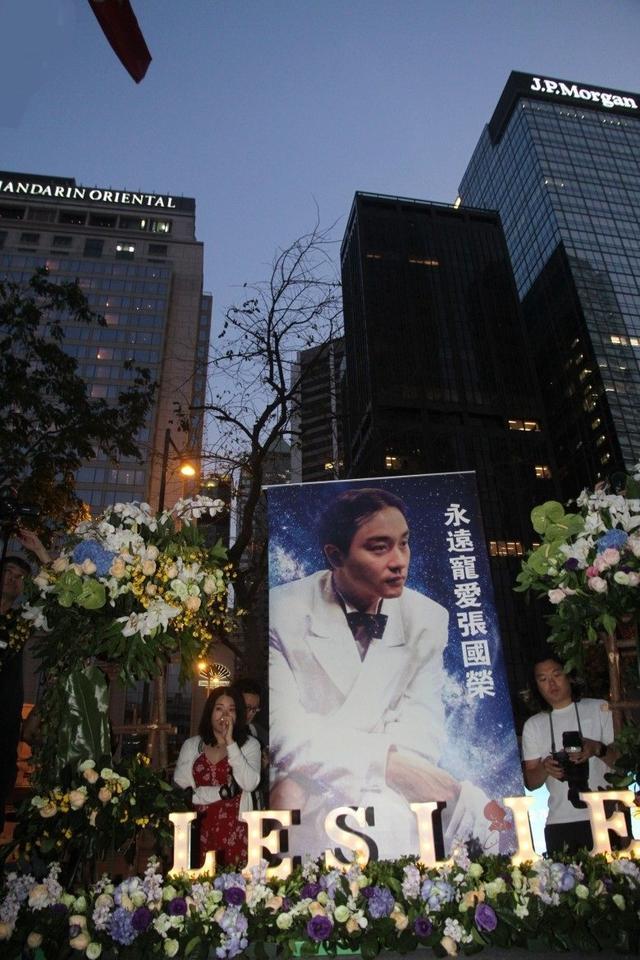 超三百人默哀! ‘哥迷’激动落泪悼念, 宣布不再举办烛光纪念活动
