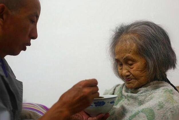 农村老人生三个低智儿, 怕走后儿子饿死存下三缸粮食